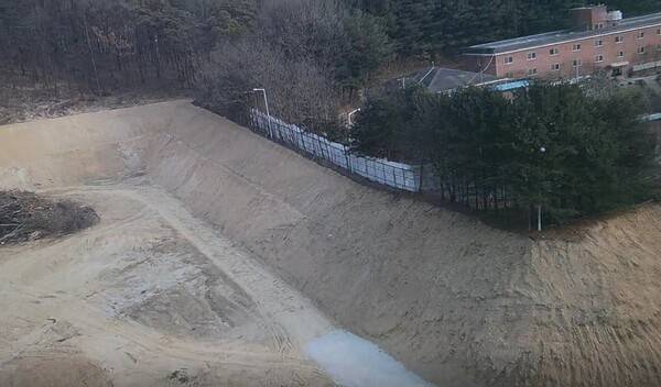 현도일반산업단지 내 재활용 폐기물 선별시설 건립 예정지 좌측에 하이트진로 기숙사가 바로 맟닿아 있다. [출처=독자 제공]