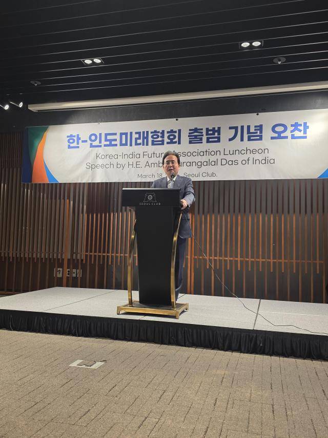 한-인도 미래협회 회장인 신봉길 전 주인도대사가 18일 오찬 강연에서 환영 인사를 하고 있다 (한-인도 미래협회 제공)