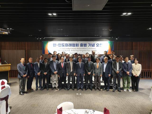 한-인도 미래협회 출범 후 첫 공식행사인 18일 오찬에 참석한 인사들이 기념 촬영을 하고 있다. (한-인도 미래협회 제공)