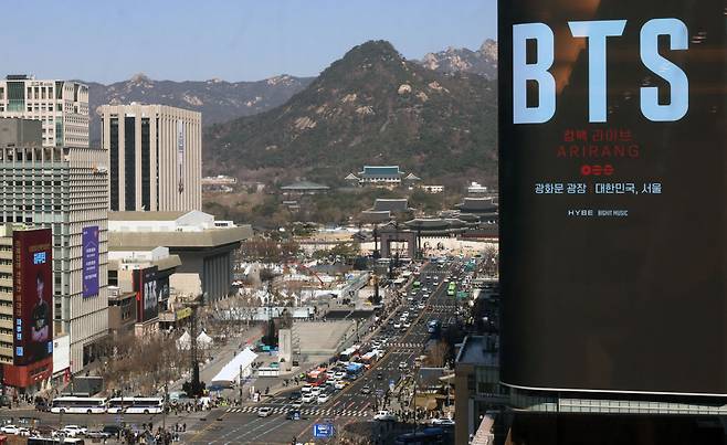 그룹 방탄소년단(BTS)의 컴백 라이브 아리랑(ARIRANG) 광화문 공연을 이틀 앞둔 19일 서울 종로구 광화문광장에 무대가 준비되고 있다.(신태현 기자 holjjak@)