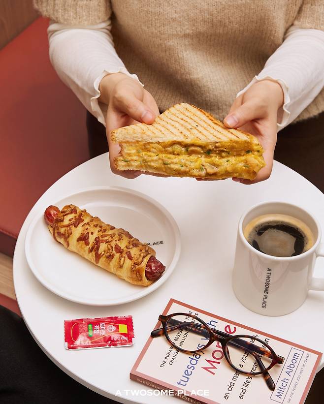 청양마요 치즈 멜트 파니니와 소시지 빵(사진제공=투썸플레이스)