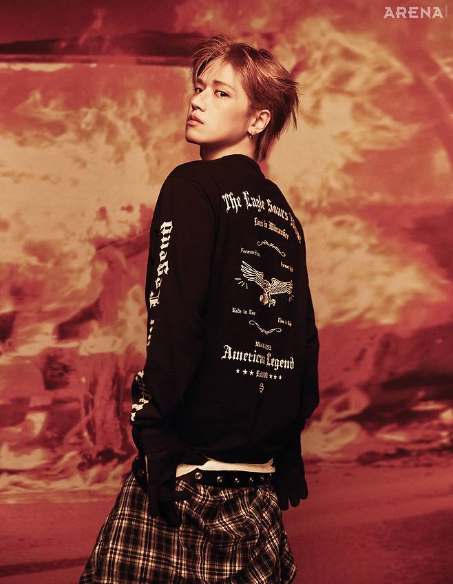 리우가 착용한 블랙 롱슬리브 티셔츠·허리에 두른 에센셜 체크 셔츠·비트닉 데님 버뮤다팬츠 모두 할리데이비슨 컬렉션스 제품.