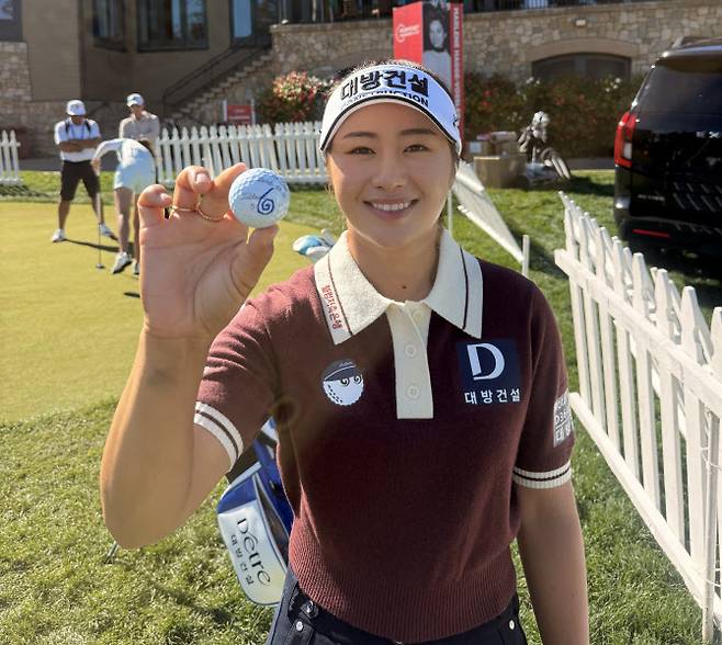이정은이 LPGA 투어 포티넷 파운더스 컵 월요 예선에서 홀인원한 공을 들고 활짝 웃고 있다.(사진=본인 제공)