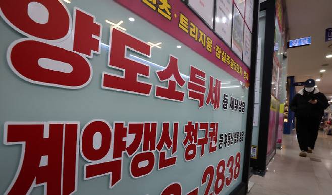 이재명 대통령이 연이어 다주택자를 압박하고 부동산 투기 세력을 잡겠다고 나서면서 서울 강남권에서도 집이 급매로 나오는 사례가 늘고 있는 가운데 최근 서울 송파구의 한 부동산에 양도소득세 상담 관련 문구가 붙어 있다.(사진=방인권 기자)