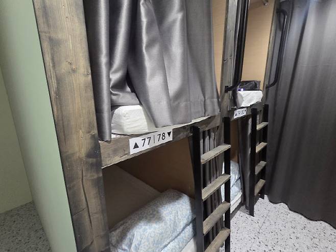 서울 중구의 한 캡슐호텔의 내부 모습. (사진=염정인 기자)