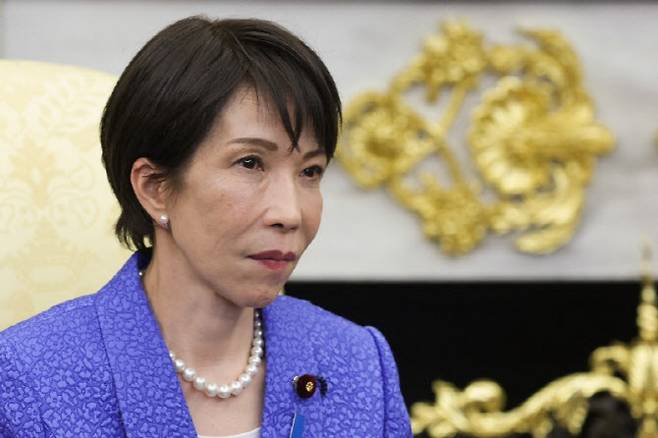 다카이치 사나에 일본 총리가 19일(현지시간) 미국 워싱턴 백악관 오벌오피스에서 도널드 트럼프 대통령과의 정상회담에 참석해 발언을 듣고 있다. 양국 정상은 이란 전쟁과 중국 위협 대응 등을 논의했다. (사진=AFP)