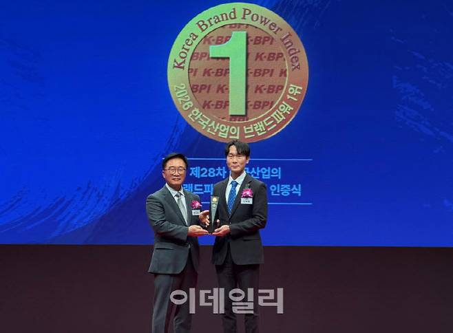 2026년 3월 18일 한국능률협회컨설팅에서 주관하는 2026 한국산업의 브랜드파워 1등 수여식에서 롯데GRS 마케팅부문 이혁중 부문장(오른쪽)이 인증패 수여 후 기념 촬영을 하고 있다. (사진=롯데GRS