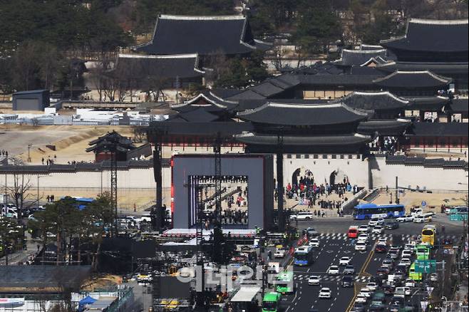 [이데일리 이영훈 기자] 방탄소년단(BTS) 컴백 공연을 이틀 앞둔 19일 서울 종로구 광화문 광장인근 전광판에서 공연을 홍보하는 영상이 상영되고 있다.