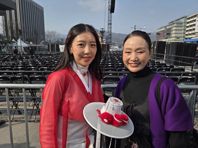 한복 크리에이터 신채민(43)씨와 어머니 이선숙(71)씨가 20일 오후 서울 광화문 광장에서 한복을 입고 공연장 일대를 거닐고 있는 모습.(사진=김현재 기자)