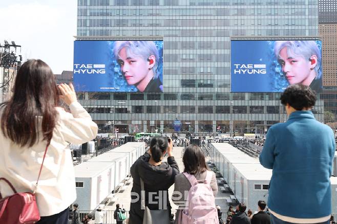 BTS 컴백 공연을 하루 앞둔 20일 오후 서울 종로구 광화문 광장인근 전광판에서 공연을 홍보하는 영상이 상영되고 있다.(사진=이영훈 기자)