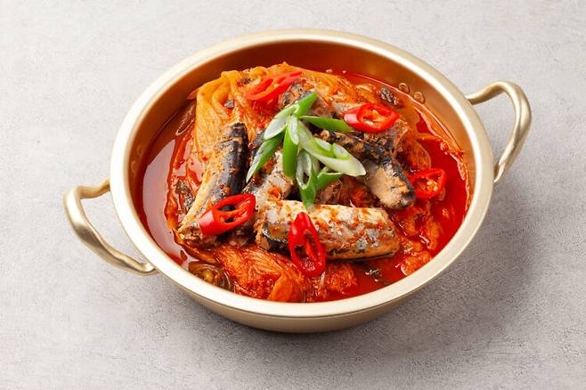 꽁치 등 등 푸른 생선에 풍부한 불포화 지방산은 심혈관 및 뇌 건강에 좋은 지방으로 꼽힌다. 사진=클립아트코리아