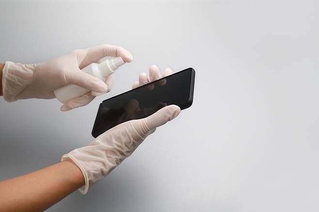 스마트폰 액정에는 대장균, 황색포도상구균 등이 있으므로 알코올 솜이나 항균 티슈로 수시로 닦아야 한다. 사진=게티이미지뱅크