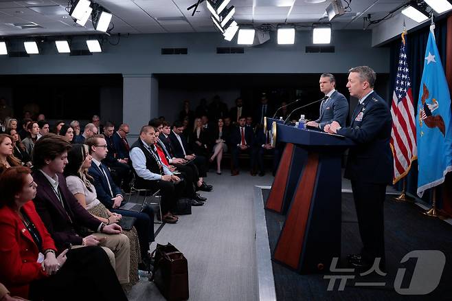 피트 헤그세스 미국 국방장관과 댄 케인 합참의장(맨 오른쪽)이 19일(현지시간) 워싱턴DC 인근 국방부 청사에서 대(對)이란 군사작전 언론 브리핑을 진행하고 있다. 2026.03.19. ⓒ 로이터=뉴스1