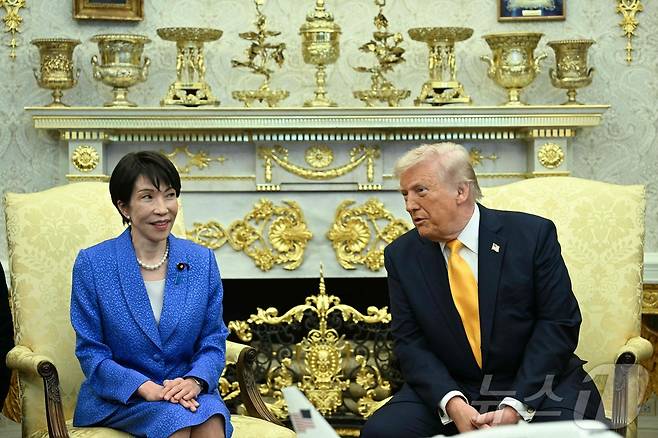 도널드 트럼프 미국 대통령과 다카이치 사나에 일본 총리가 19일(현지시간) 미국 워싱턴 백악관 오벌오피스에서 미일 정상회담을 하고 있다. ⓒ AFP=뉴스1