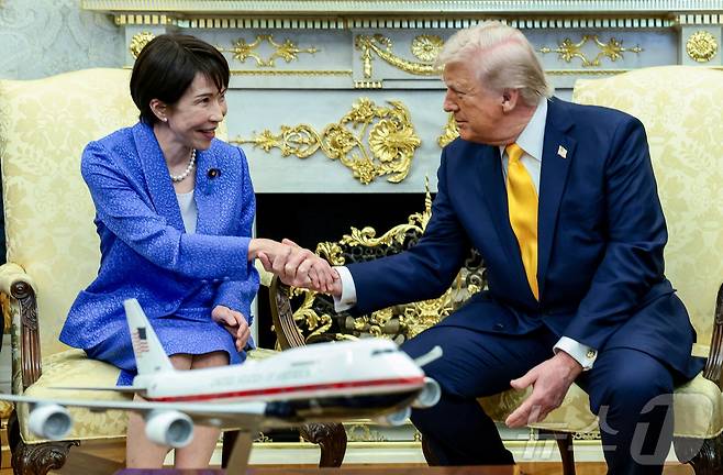 도널드 트럼프 미국 대통령과 다카이치 사나에 일본 총리가 19일(현지시간) 미국 워싱턴 백악관 오벌오피스에서 악수하고 있다. ⓒ 로이터=뉴스1