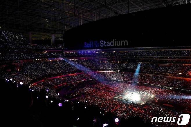 그룹 방탄소년단(BTS)이 28일(현지시간) 미국 로스앤젤레스 소파이 스타디움에서 열린 'BTS 퍼미션 투 댄스 온 스테이지 - LA'(BTS PERMISSION TO DANCE ON STAGE - LA) 공연에서 멋진 무대를 선보이고 있다. (빅히트뮤직 제공)2021.11.29 ⓒ 뉴스1