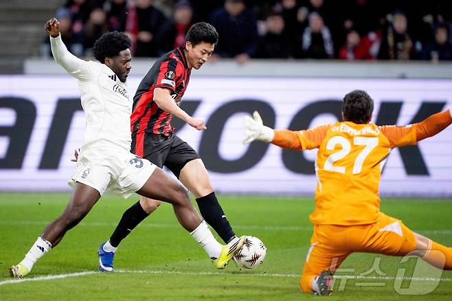 미트윌란 조규성이 20일(한국시간) 덴마크 헤르닝의 MCH 아레나에서 열린 노팅엄과 2025-26 UEFA 유로파리그 16강 2차전에서 슈팅을 시도하고 있다. ⓒ AFP=뉴스1