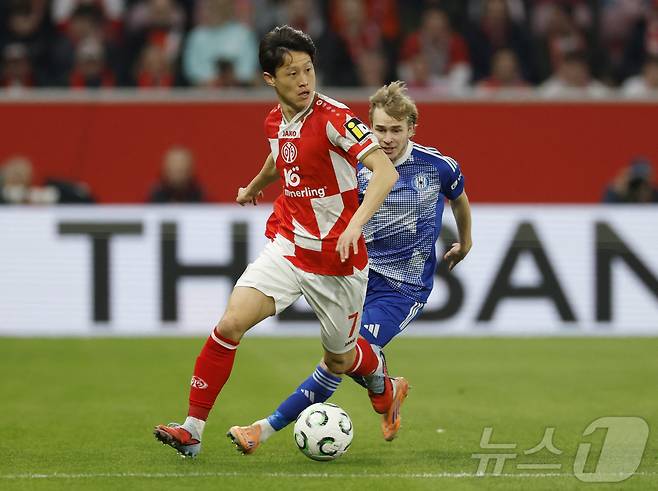 마인츠의 이재성이 20일(한국시간) 독일 마인츠의 MEWA 아레나에서 열린 시그마 올로무츠와 2025-26 UEFA 콘퍼런스리그 16강 2차전에서 드리블을 하고 있다. ⓒ 로이터=뉴스1