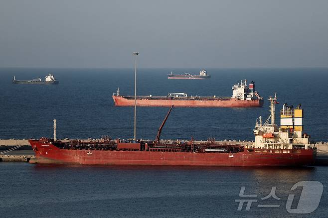 이란 전쟁 장기화로 호르무즈 해협 봉쇄가 지속되자 오만 무스카트항 인근에 루오지아산 유조선이 정박해 있는 모습. ⓒ로이터=뉴스1