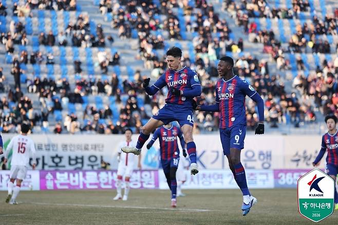 수원FC는 개막과 동시에 3연승을 달리며 K리그2 선두에 올랐다. (한국프로축구연맹 제공)