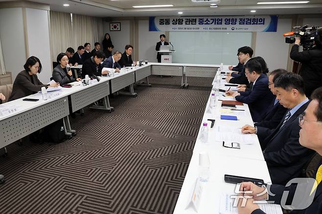 한성숙 중소벤처기업부 장관이 6일 오전 서울 영등포구 중소기업중앙회에서 열린 '중동 상황 관련 중소기업 영향 점검회의'에서 모두발언을 하고 있다. 2026.3.6 ⓒ 뉴스1 황기선 기자