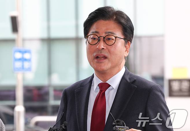 김종혁 전 국민의힘 최고위원이 26일 오후 서울 양천구 서울남부지방법원에서 열린 국민의힘 징계 효력정지 가처분사건 첫 심문기일에 출석하며 취재진 질문에 답변하고 있다. 김 전 최고위원은 언론 인터뷰에서 당 지도부 및 당원을 모욕했다며 '탈당 권유' 처분을 받았다. 김 전 최고위원이 탈당 신고서를 제출하지 않음에 따라 지난 9일 제명됐다. 2026.2.26 ⓒ 뉴스1 최지환 기자