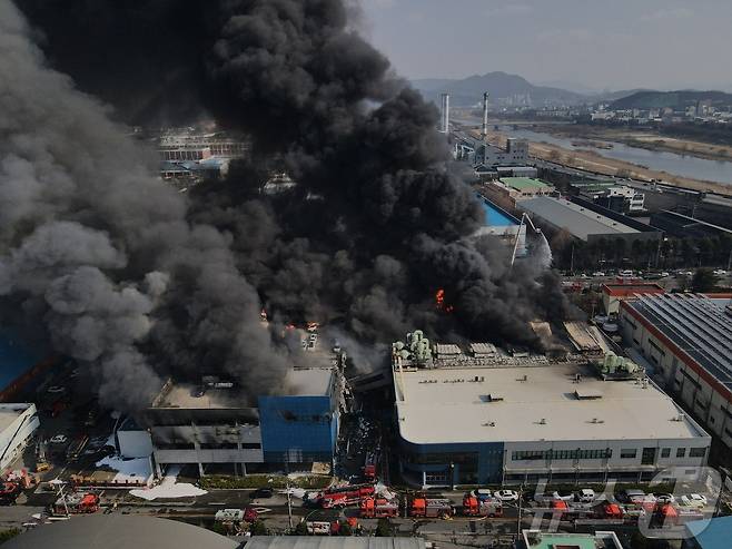 20일 오후 1시17분께 대전 대덕구 문평동의 한 공장에서 불이 나 검은연기가 치솟고 있다. 소방 당국은 신고 14분 만에 대응 2단계를 발령해 진화 작업을 벌이고 있다. 2026.3.20 ⓒ 뉴스1 김기태 기자