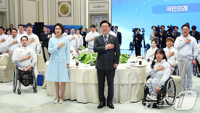 이재명 대통령과 김혜경 여사가 20일 청와대 영빈관에서 열린 밀라노-코르티나 동계 패럴림픽 선수단 격려 오찬에서 국민의례를 하고 있다. (청와대통신사진기자단) 2026.3.20 ⓒ 뉴스1 허경 기자