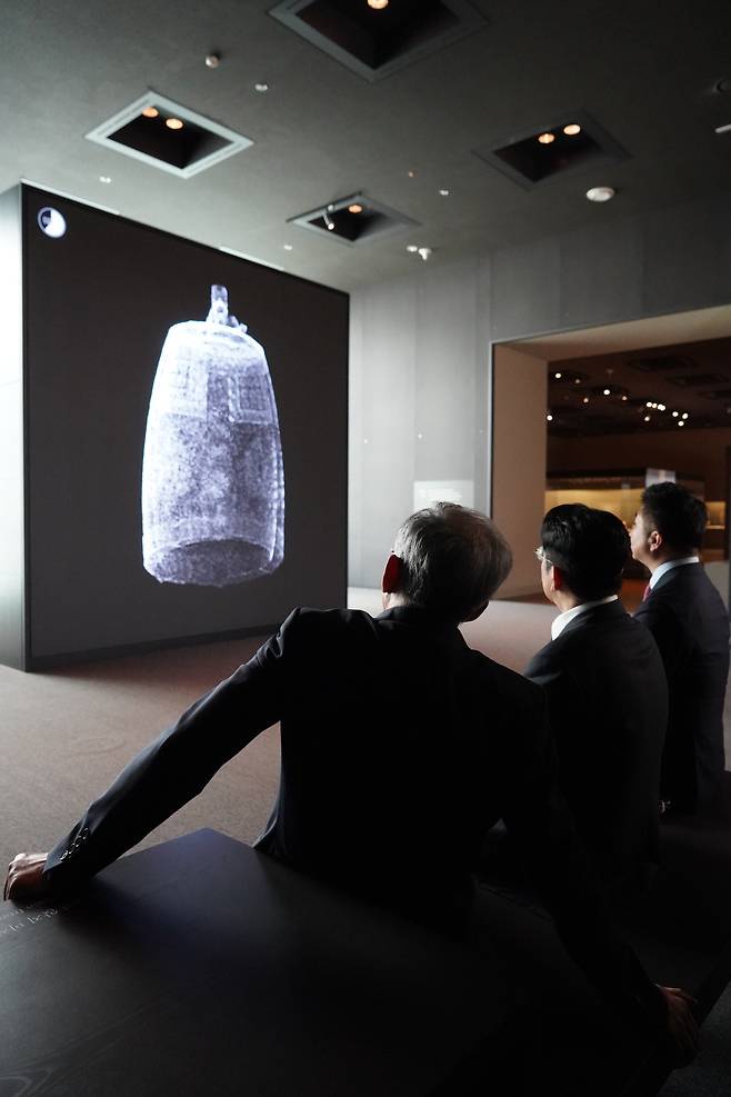 유홍준 관장(왼쪽)과 방시혁 하이브 의장(가운데) 감각전시실 관람 사진(국립중앙박물관 제공)