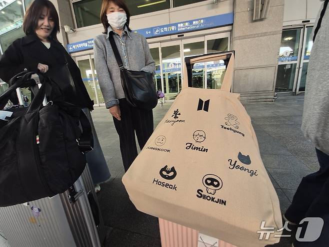 20일 인천 중구 인천국제공항 제1여객터미널 공항버스 정류장에서 만난 아이코, 사이코 씨의 옆 캐리어에는 BTS 캐릭터가 담겨진 손가방이 걸려있었다./뉴스1