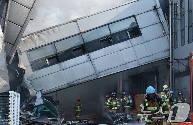 20일 오후 1시17분께 대전 대덕구 문평동의 한 공장에서 불이 나 소방대원이 불을 끄고 있다.  2026.3.20 ⓒ 뉴스1 김기태 기자