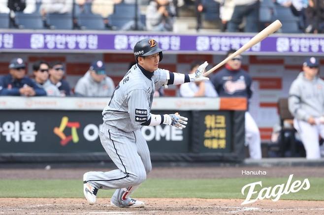 한화 최재훈이 16일 대전 한화생명 볼파크에서 열린 2026 KBO리그 시범경기 두산과 경기에서 타격하고 있다. 사진 | 한화 이글스