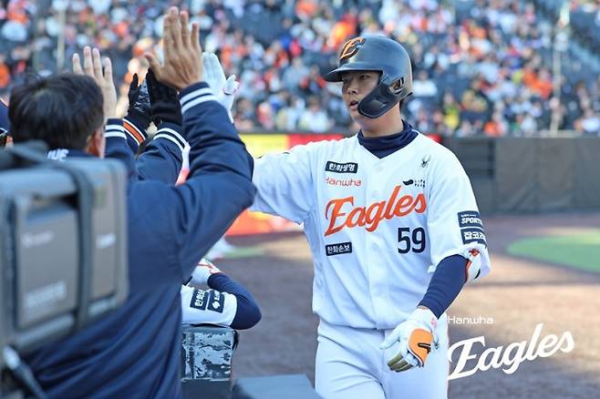 한화 허인서가 20일 대전 한화생명 볼파크에서 열린 2026 KBO리그 시범경기 KIA와 경기에서 홈런을 때린 후 더그아웃으로 돌아와 동료들과 하이파이브 하고 있다. 사진 | 한화 이글스