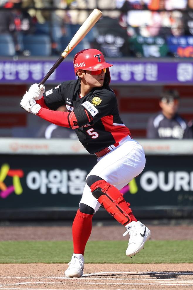 KIA 김도영이 19일 대전 한화생명 볼파크에서 열린 2026 KBO리그 시범경기 한화와 경기에서 타격하고 있다. 사진 | KIA 타이거즈