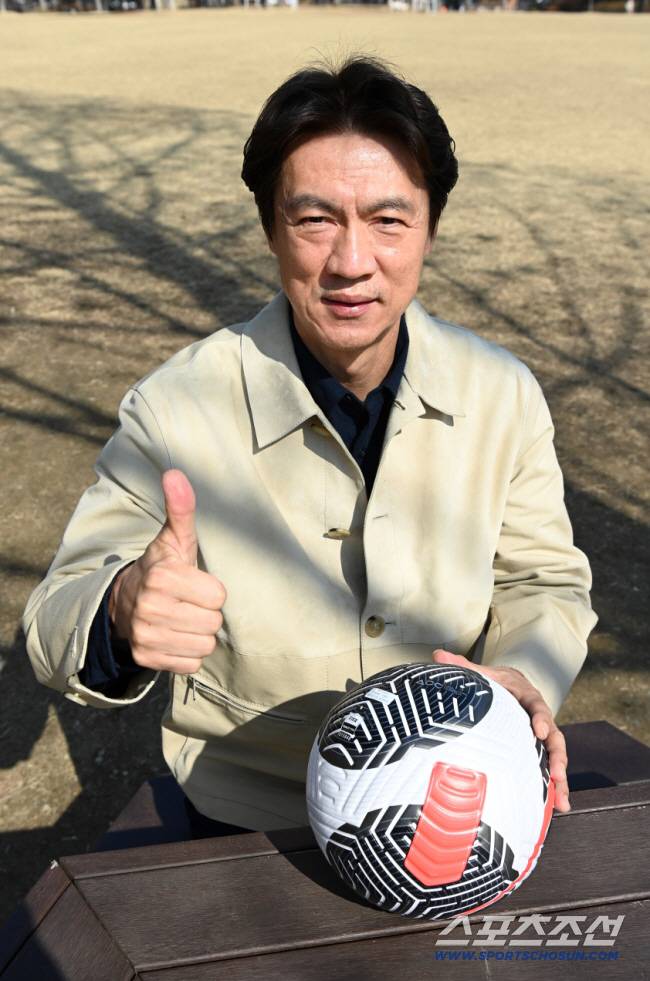 홍명보 축구 국가대표팀 감독이 17일 경기도 분당 율동공원에서 진행된 스포츠조선과의 인터뷰에 앞서 포즈를 취하고 있다. 분당=허상욱 기자wook@sportschosun.com/2026.03.17/