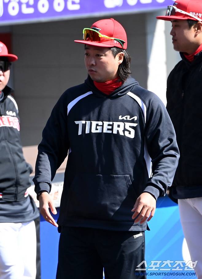 19일 대전한화생명볼파크에서 열린 KIA와 한화의 시범경기. KIA 김범수가 친정팀 한화 선수단과 인사를 나누고 있다. 대전=허상욱 기자wook@sportschosun.com/2026.03.19/