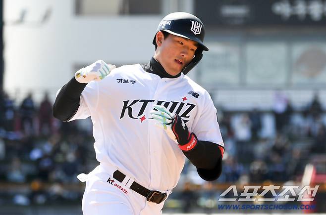 WBC 마치고 돌아온 안현민이 첫 타석부터 장외포를 터뜨리며 복귀를 알렸다.