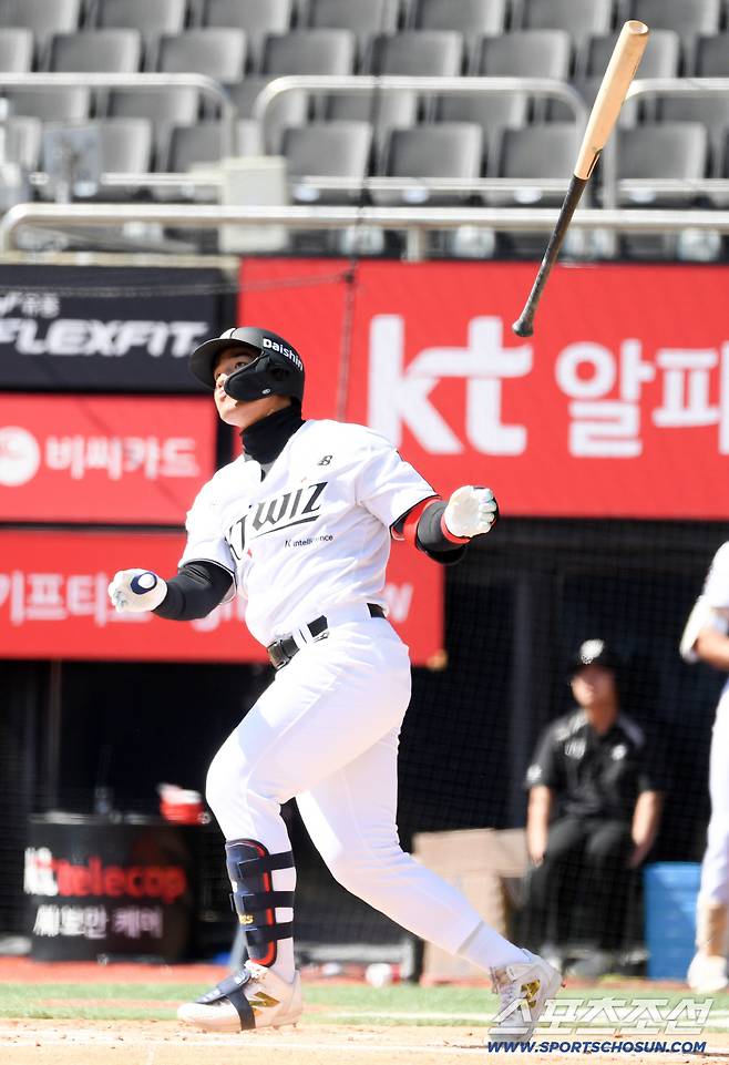 괴물 같은 파워가 무엇인지 안현민은 첫 타석부터 홈런포를 터뜨렸다.