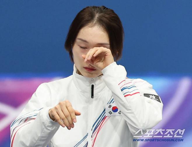 21일(한국시간) 이탈리아 밀라노 스피드스케이팅 아레나에서 열린 밀라노동계올림픽 쇼트트랙 여자 1500m 결승전. 은메달 최민정이 시상대에서 눈물을 보이고 있다. 밀라노(이탈리아)=송정헌 기자songs@sportschosun.com/2026.02.21/