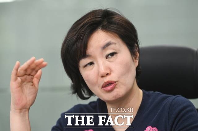 지난 18일 서울 종로구 아산정책연구원에서 <더팩트>와 만난 중동전문가 장지향 지역연구센터장은 미국·이스라엘의 이란 공습에 대해 "의외가 아니었고 일어날 수밖에 없었다"고 단언했다. 사진은 장 센터장이 지난 18일 서울 종로구 아산정책연구원에서 <더팩트>와 인터뷰를 하는 모습. /종로=서예원 기자