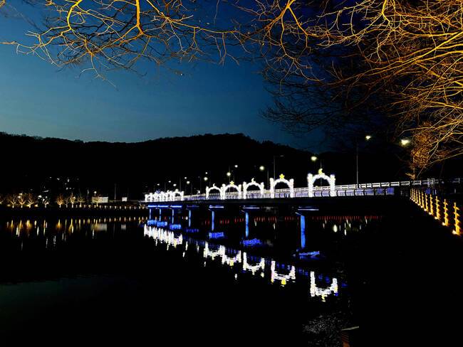 안동시 월영교 인근 영락교 보행 구간에 경관 조명이 설치돼 볼거리를 제공하고 있다. /안동시