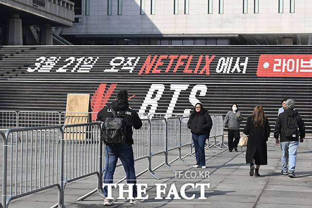 시민과 외국인 관광객들이 지난 19일 서울 광화문광장에 마련된 BTS 공연 무대를 찾아 사진을 촬영하고 있다. /송호영 기자