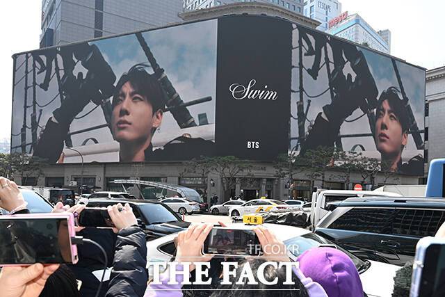 그룹 방탄소년단(BTS)의 정규 5집 ‘아리랑’ (ARIRANG)이 발매된 20일 오후 서울 중구 신세계백화점 본점 미디어 파사드 ‘신세계스퀘어’에서 BTS의 ’Swim’ 뮤직비디오가 송출되고 있다. /김성렬 기자
