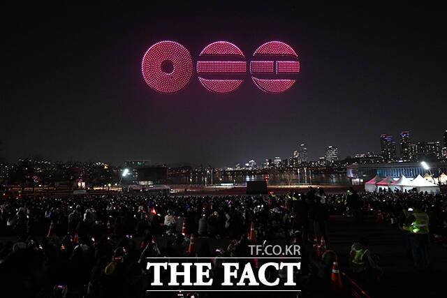 그룹 방탄소년단(BTS)의 광화문 콘서트를 하루 앞둔 20일 오후 BTS 컴백 기념 드론 라이트 쇼가 서울 광진구 뚝섬한강공원에서 펼쳐지고 있다. /김성렬 기자