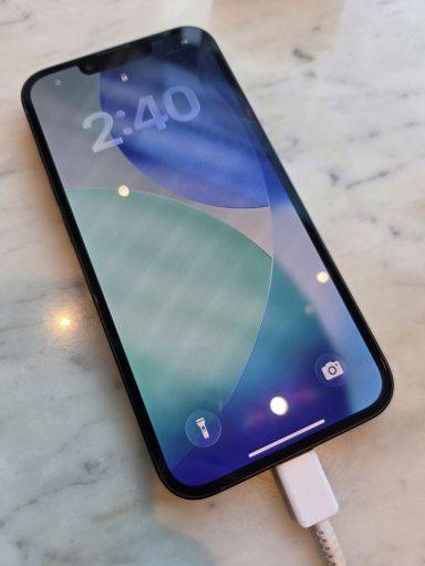 삼성전자 C타입 충전기로 애플의 보급형 스마트폰 아이폰 17e을 충전해봤다. 공병선 기자