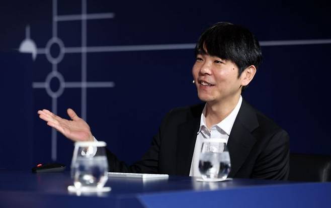 바둑기사 이세돌 9단이 9일 서울 종로구 포시즌스호텔에서 AI 스타트업 인핸스가 주최한 '에이전틱 AI 상용화 글로벌 캠페인'에 참석, 에이전틱 AI로 제작한 바둑모델을 시연하고 있다. 연합뉴스