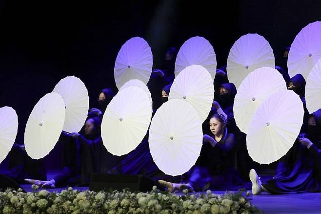 시민 공연단이 ‘제26회 화성특례시민의 날’ 기념식 무대에서 흰색 우산을 활용한 퍼포먼스 공연을 하고 있다. 화성시 제공