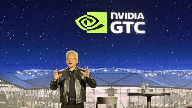 젠슨 황 엔비디아 최고경영자(CEO)가 3월 17일(현지시간) 미국 캘리포니아주 새너제이 바이 힐튼 호텔에서 열린 기자간담회에서 발언하고 있다. 권현지 기자