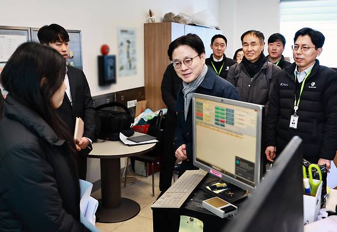 김정관(가운데) 산업통상부 장관이 19일 서울 송파구에 있는 주유소를 불시에 방문해 점검하고 있다/산업통상부