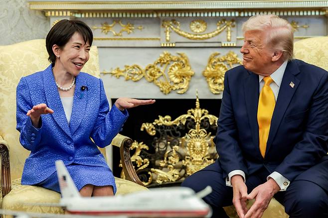 다카이치 사나에 일본 총리가 19일 백악관에서 도널드 트럼프 미 대통령과 정상회담에서 모두 발언을 하고 있다./AFP 연합뉴스